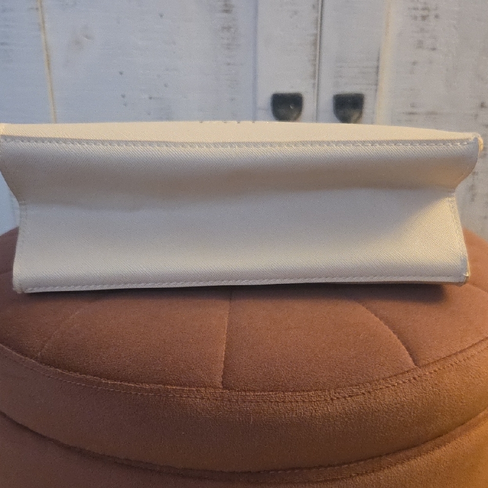 Chic Cream Designer Tote Bag - Picture 4 of 6